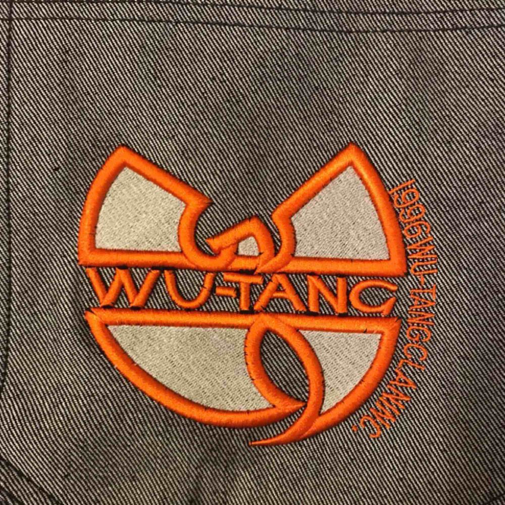 Grå/Silvriga Cargo Wu Tang Work byxor, helt nya, skick 10/10, står storlek 26 på dom men jag skulle säga att de är 30 eller 31. Jeans & Byxor.