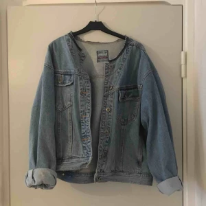  - M/L i storleken. Köptes på Beyond Retro förra året. Har inte kommit till användning så säljer den, frakten är inräknad i priset! Betalning sker via swish! ✨ kolla gärna in mina andra annonser ✨