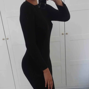  - Svart lång klänning 