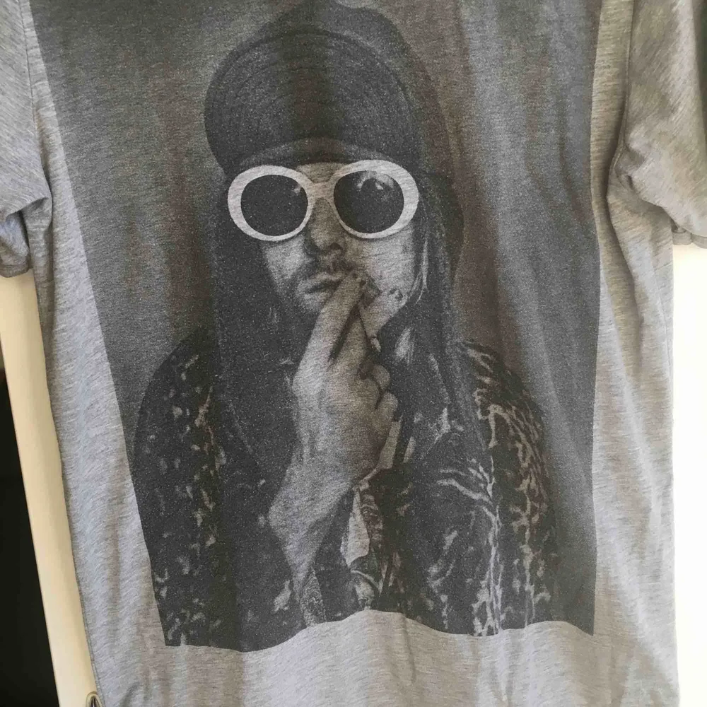 Stor T-shirt med bild på Kurt Cobain . T-shirts.