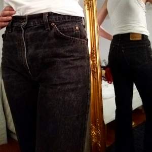 Fett kula Levis Mom jeans! I riktigt bra skick tyvärr är dom för korta til mig (men jag är också ganska lång). Frakt betalas av köparen