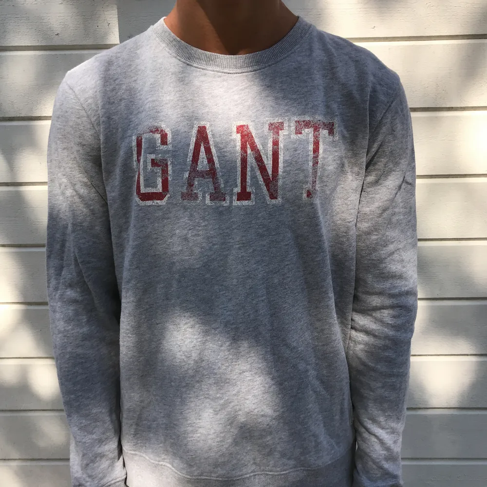 Sweatshirt från Gant, barnstorlekar men den motsvarar en S. Texten ska vara sliten så att inga missförstånd uppstår. . Tröjor & Koftor.