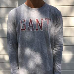 Sweatshirt från Gant, barnstorlekar men den motsvarar en S. Texten ska vara sliten så att inga missförstånd uppstår. 