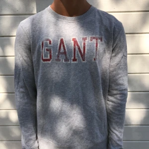  - Sweatshirt från Gant, barnstorlekar men den motsvarar en S. Texten ska vara sliten så att inga missförstånd uppstår. 