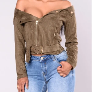  - Off the shoulder jacka från fashion Nova olivgrön med gulddetaljer, provad en gång