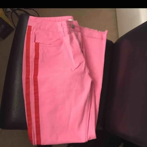  - Slutsålda skitsnygga rosa jeans från na-kd. Strl 38 men passar 36 också! Frakt 48kr.