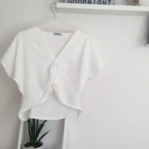  - Säljer denna ur gulliga topp från zara, köpt i våras men har endast använt den ca 3 gånger varav därav jag säljer den:( den är vit i strl S och är lite längre i bak.  ✨köparen står för ev. frakt💓 