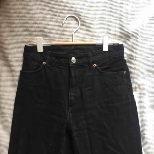  - svarta jeans från monki! hög midja, raka ben. använda ett par gånger, fint skick! normala i storlek, riktigt snygg passform! säljes då jag väldigt sällan bär jeans.