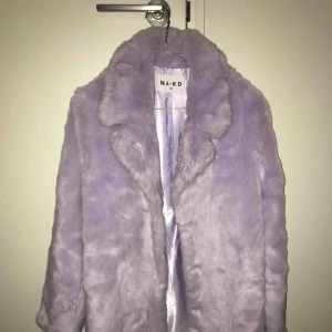  - Hej,  Säljer min faux päls från Na-kd i storlek 38 Lila päls och använd 2 gånger  