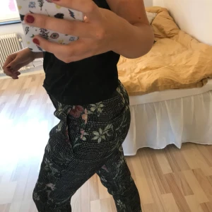  - Kostymbyxor från zara men blommor på🌟 köparen står för frakten