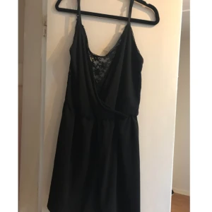  - Byxdress i svart från hm med spetsdetaljer