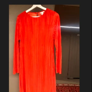  - Klänning från hm trend, rak i modellen, aldrig använd 