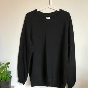  - Långarmad tröja i frotté.  Frakt tillkommer