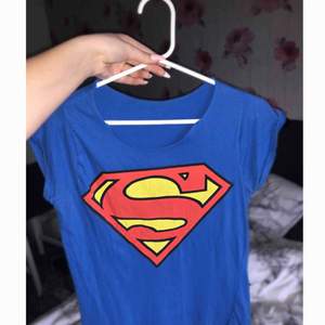 En superman tshirt köpt på shirtstore för några år sen, sparsamt använd! 😇 köparen står för frakt & betalning sker via swish!✨