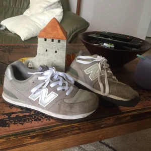  - Gråa new balance skor, använda men fortfarande i gott skick! Säljes eftersom de är för små för mig  Möts gärna upp i Göteborg annars står jag för frakten, betalning sker via Swish
