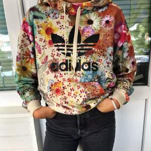 Adidas hoodie i mönster
