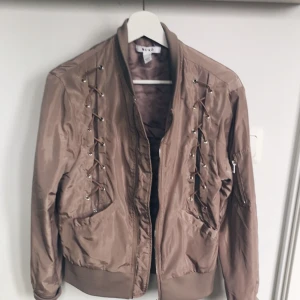  - Jättefin bomberjacka från Nakd! Helt oanvänd, är en XS men den är ganska stor i storleken så den funkar för någon med S också! Kolla gärna in mina andra annonser