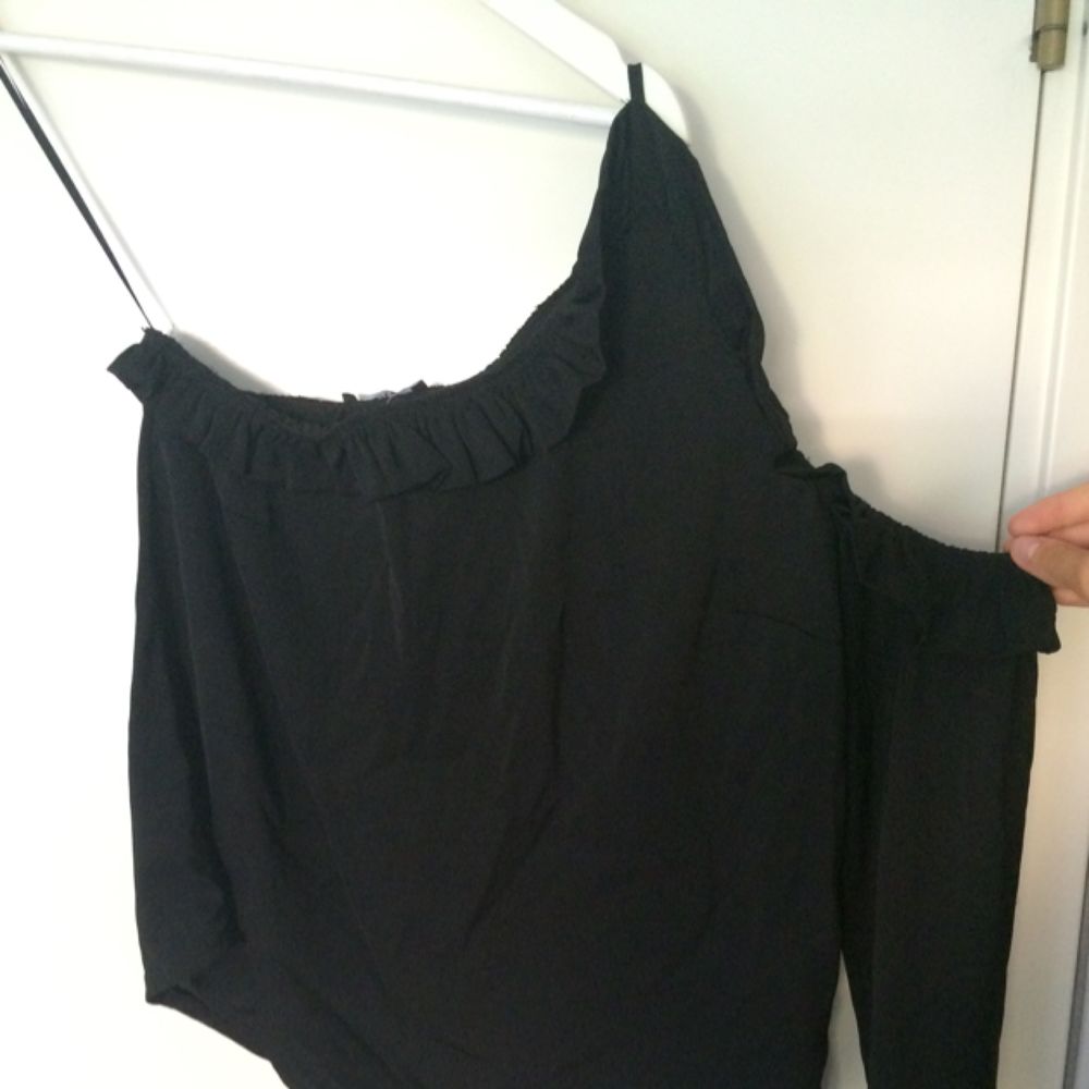 One-shoulderd Signe top från Gina tricot i svart, aldrig använd. . Toppar.