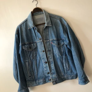  - Snyggt sliten Levis jeansjacka i medium. Made In USA. Hämtas i Uppsala eller skickas mot frakt
