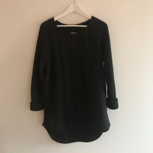  - Lite längre (täcker rumpan) stickad tröja, använd en gång! Köparen står för frakt! 