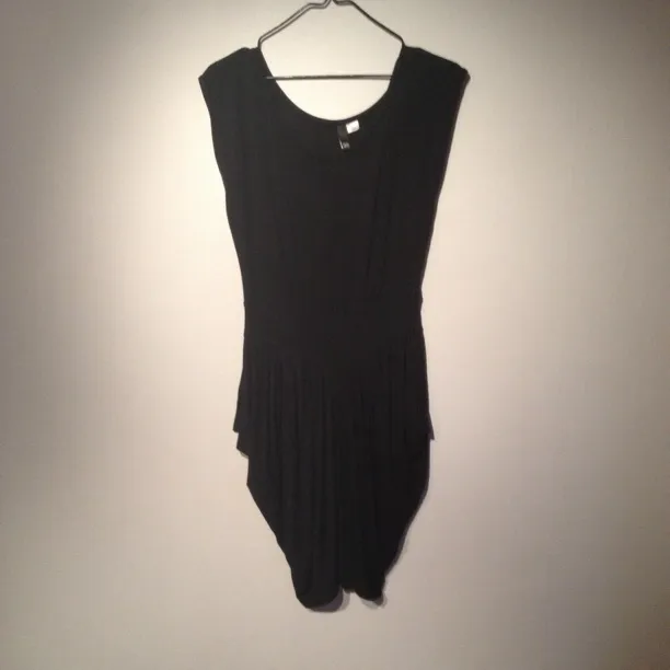 Fin svart klänning fr H&M med dragkedja i sidan, detaljer fram se bild 2+3. Bra skick!. Övrigt.
