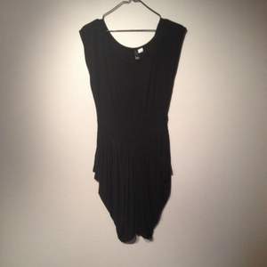 Fin svart klänning fr H&M med dragkedja i sidan, detaljer fram se bild 2+3. Bra skick!