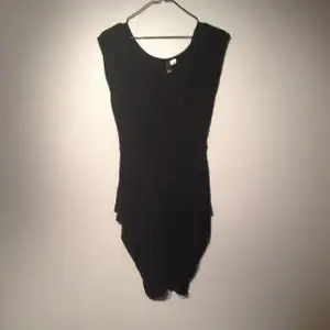 Fin svart klänning fr H&M med dragkedja i sidan, detaljer fram se bild 2+3. Bra skick!