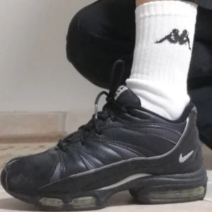  - SKITCOOLA 90-tals sneakers med lite platå, märket NIKE.  Köpte dom själv på internet men dom var tyvärr lite för små. Hoppas att det får bli din höstsko istället 👟🍁