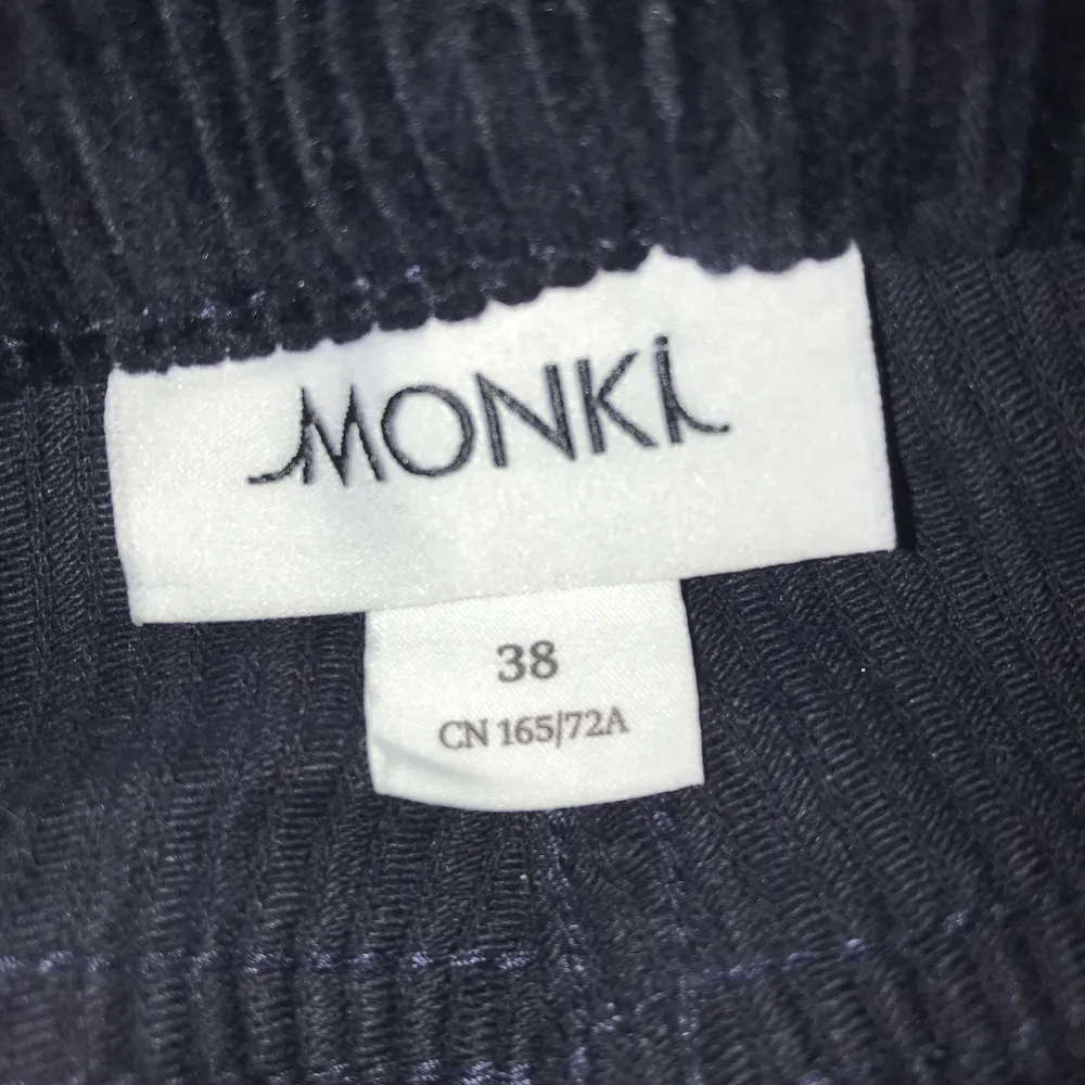 Manchester-byxor från Monki. använda en gång sedan endast legat i lådan. Eventuell frakt står köparen för! . Jeans & Byxor.