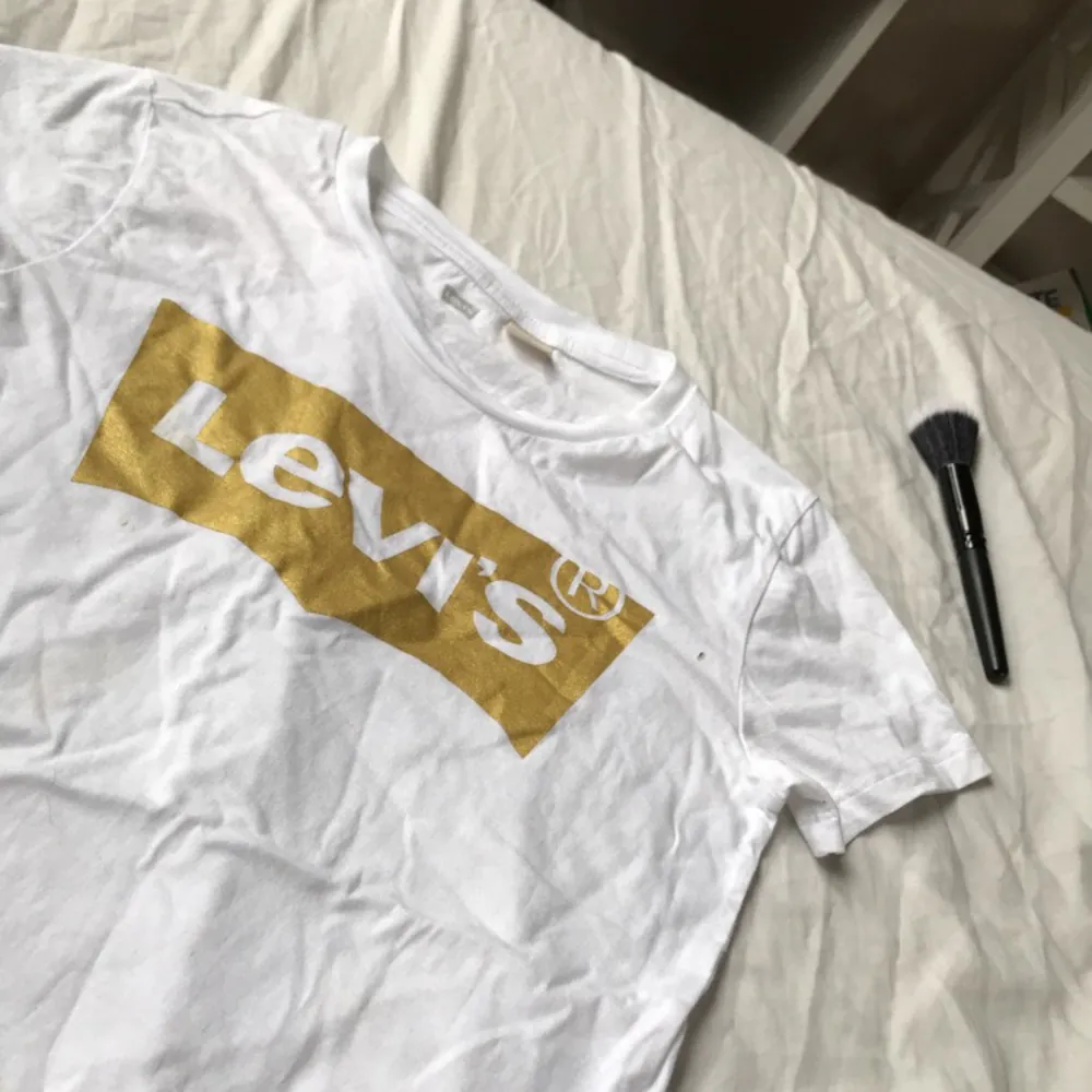 En guldig Levis tröja använd i början när jag köpte den väldigt fin och bra material :( . T-shirts.
