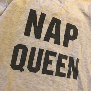 Långarmad tröja med tryck ”nap queen”