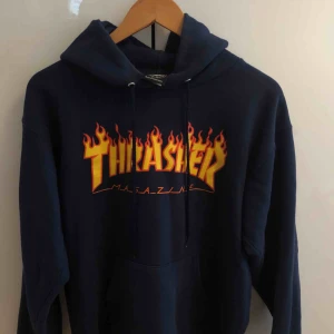  - Marinblå thrasher hoddie, använd fåtal gånger. Frakt ingår i priset 💘💘