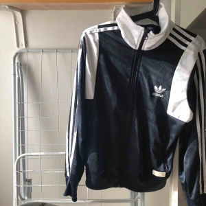  - En jättefin Adidas kofta i marinblått, Orginalpris 600kr säljes för 280 + frakt  Tar emot Swish