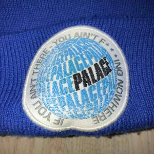  - Klarblå mössa från Palace. I begagnat skick. Perfekt till hösten! 