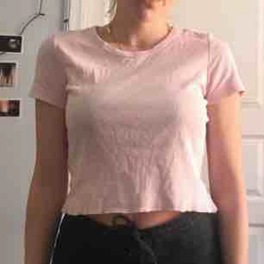 Ljusrosa Avklippt T-shirt, Bomull Strl xs-s-m  Jag brukar ha s/m! Når ungefär till naveln:) Möts i centrala sthlm. Toppar.
