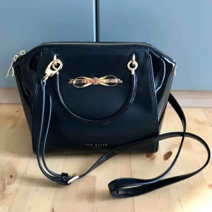  - Otroligt snygg och elegant läderväska från Ted Baker. Jag sparade den till speciella tillfälle och den kom inte till mycket användning :) Nyskick.