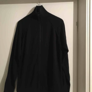  - Oanvänd zipup från Filippa K. 