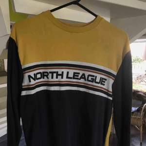 Gul/blå north league tröja köpt på Urban Outfitters och i normalt begagnat skick
