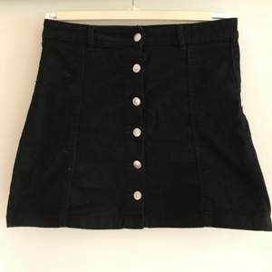 Söt kjol med knappar fram från Gina 🌿 Näst intill oanvänd 👌🏼 Om du har några frågor tveka inte att höra av dig!😘 (frakt tillkommer)