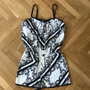  - Aldrig använd, endast testad. Shortsdress/pyjamas i silke med Hello Kitty på.