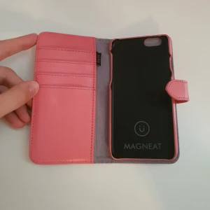  - Plånbokskal till iPhone 6 (och till de andra mobilerna som har samma modell som 6:an) i mycket (!!) Fint skick. Aldrig använd! Med magnet så man kan använda bara den ena delen eller båda. 45kr+ frakt