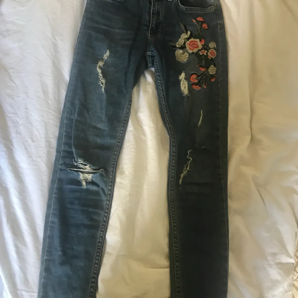 Jeans med blomm brodering!  Frakt:45 kr, köpare står för frakt Endast swish!. Jeans & Byxor.