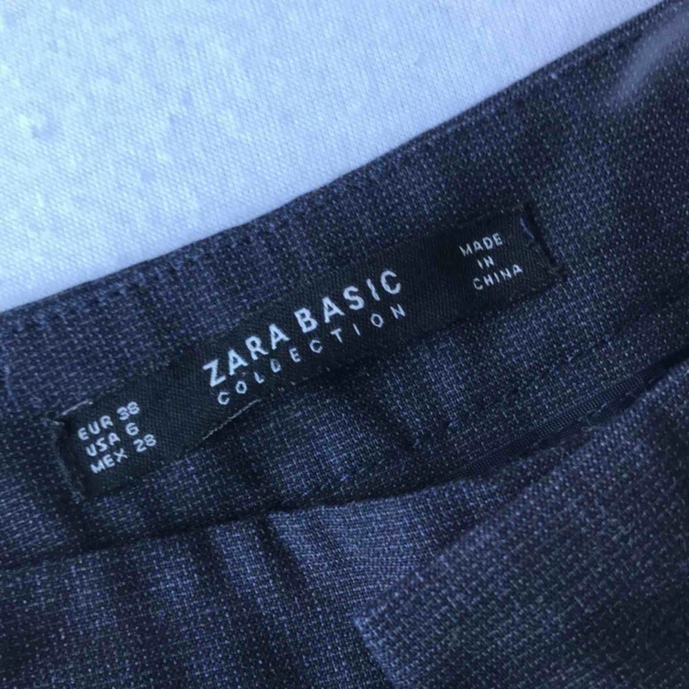 Fina kostymbyxor från Zara, sparsamt använda. Säljs då det är för stora.  (Frakt tillkommer 20kr). Jeans & Byxor.