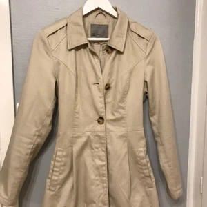  - Finn trenchcoat från Vera moda. Storlek M men passar S oxå. Möts upp i Stockholm eller fraktar.😔👋 