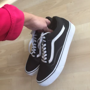  - Vans oldschool, klassisk sneaker i toppskick då de knappt blivit använda. Ena skosnöret har remmat upp sig lite (se bild). Storlek 39. Finns i västertorp men kan mötas upp vid kth eller i Stockholm. Går skicka mot fraktkostnad. 