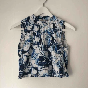  - Blå och vit magtröja från Monki. Använd fåtal tillfällen. Mycket fint skick! 