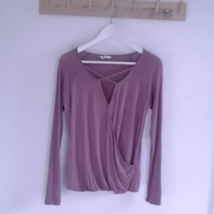  - Mjukisblus från Cubus i viol-lila, aldrig använd. Skönaste, mjukaste och finaste tröjan med allt i ett. Säljes i nyskick, då den aldrig kommer/kommit till användning!  Pris 40kr, kan skickas om köparen står för frakt. Betalas med swish.