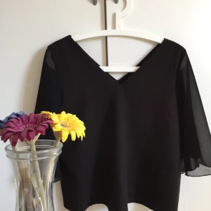  - Superfin märkeslös tröja! Köpt förra sommaren men tyvärr inte använd alls! Därav söker den ett nytt hem!! Fin v-ringning och mesh på ärmarna. ✨