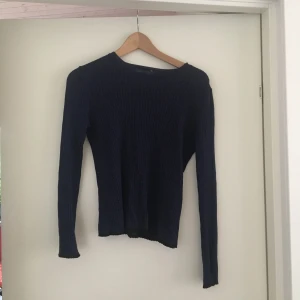  - Blåglittrig stickad tröja från Zara. Köpare står för frakt✨