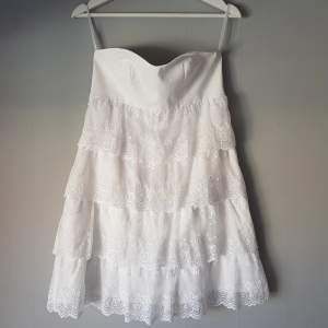 Fin vit bandeauklänning från Bubbleroom, använd endast 1 gång. 